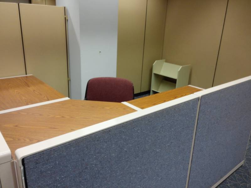 lot 9528 image: Corner Desk Unit w Book case and Chair