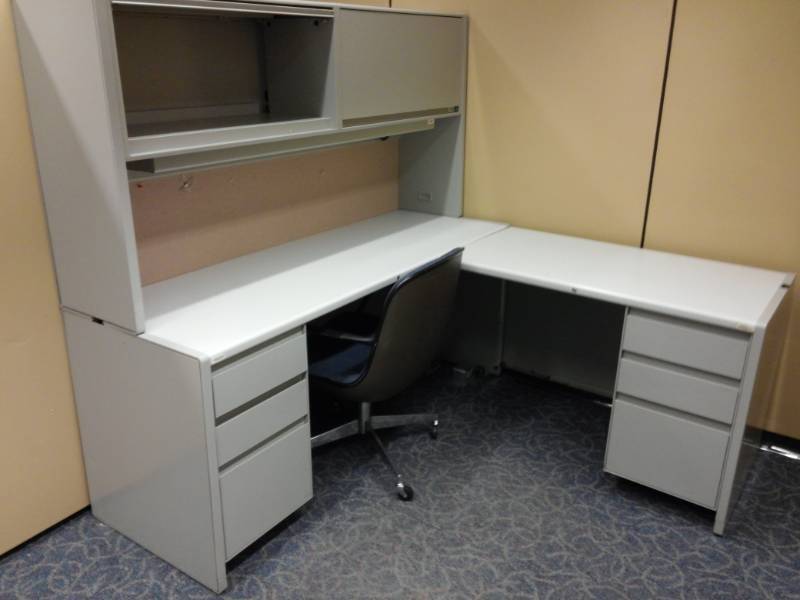 lot 9531 image: Corner Desk w Hutch and Rolling Office Chair