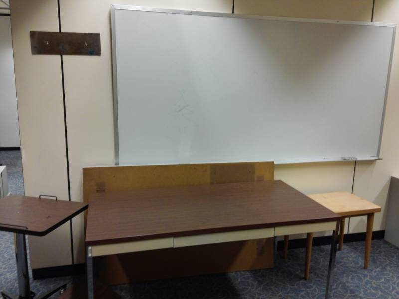lot 9536 image: Lg Wall Mount Whiteboard, Table and Rolling Potium�