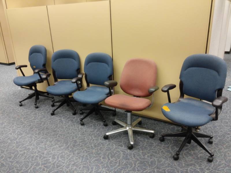 lot 9548 image: Five Rolling Office Chairs