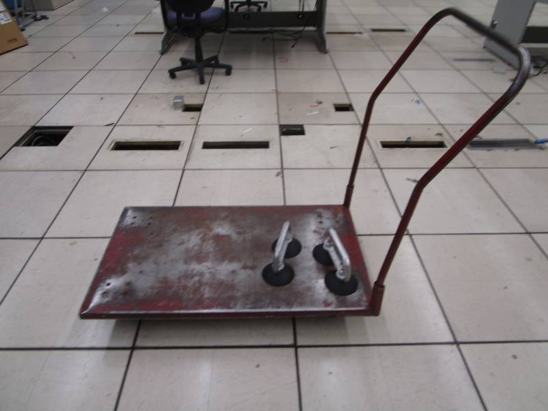 lot 9586 image: Platform Cart and Suction Handles