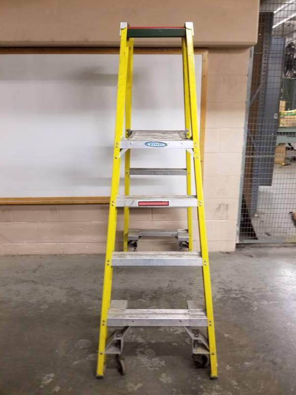 lot 8032 image: Werner Electro-Master Non Conductive Fiberglass 4 ft Ladder