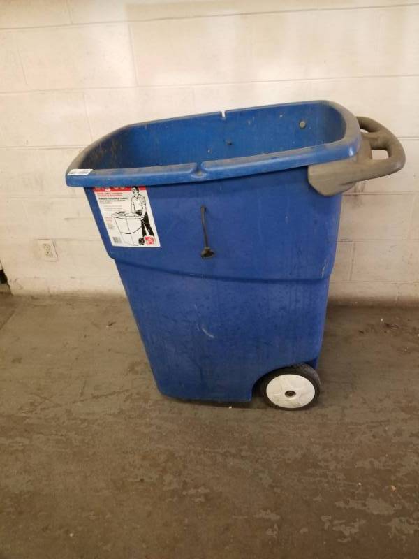 lot 8007 image: Step 2 Big 60 Sturdy rolling container for trash and recyclables