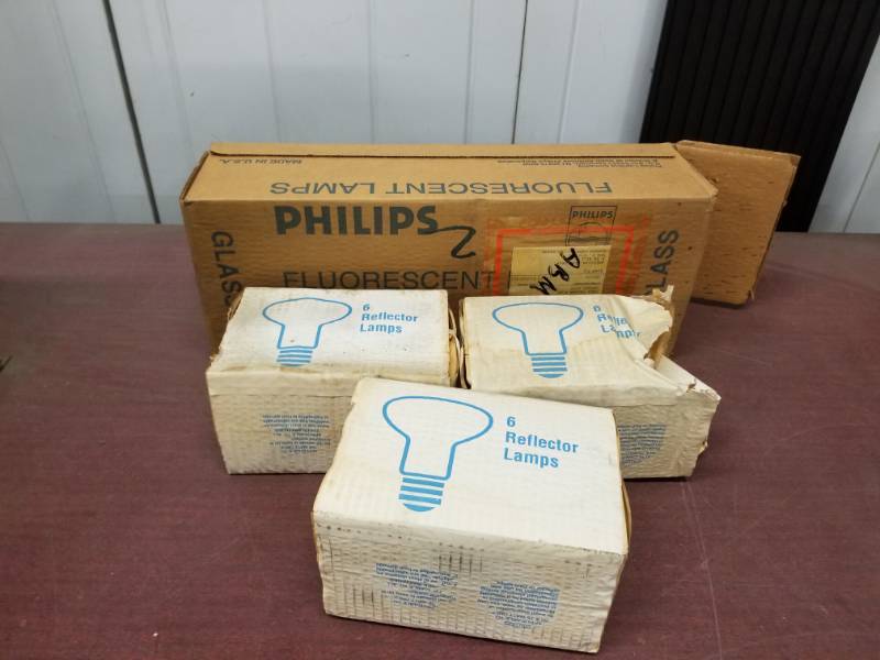 lot 8127 image: Fluorescent Lights and Spotlamps Lot