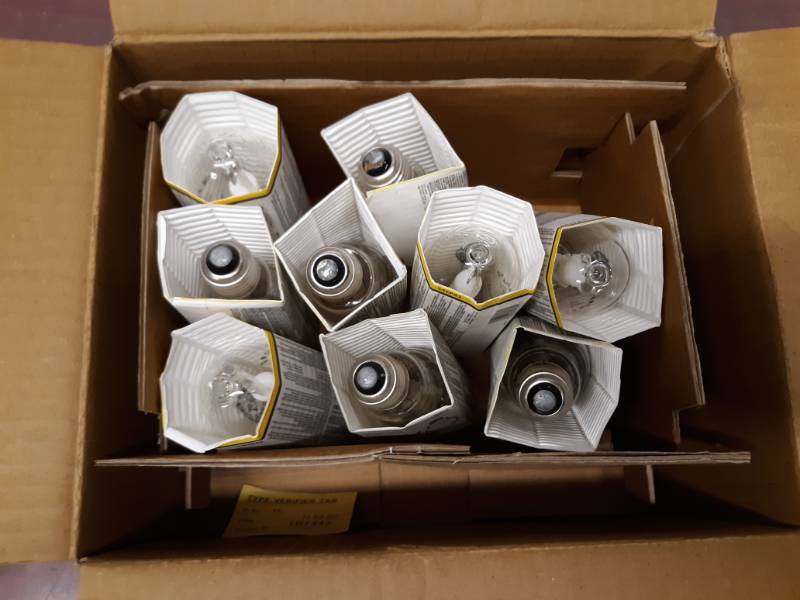 lot 8061 image: Metal Halide Lamps Case Lot