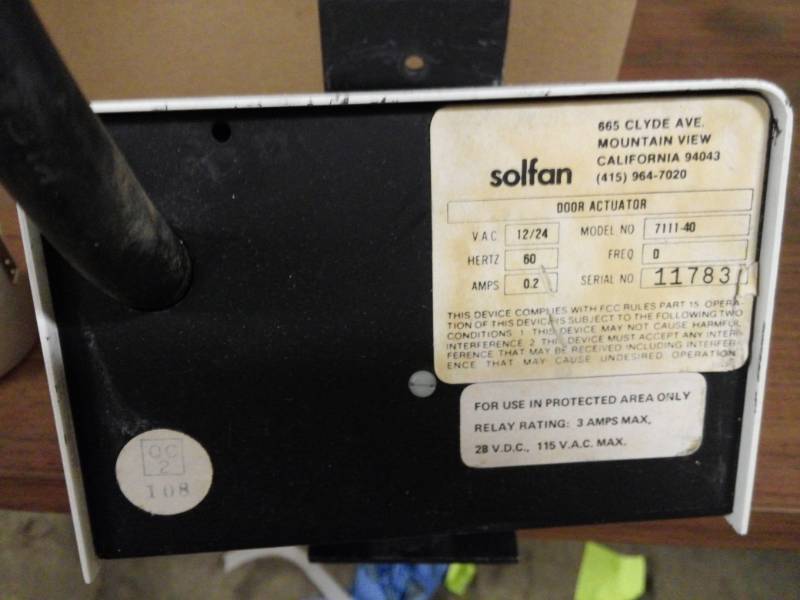 lot 8052 image: Solfan Door Actuator Model 7111-40