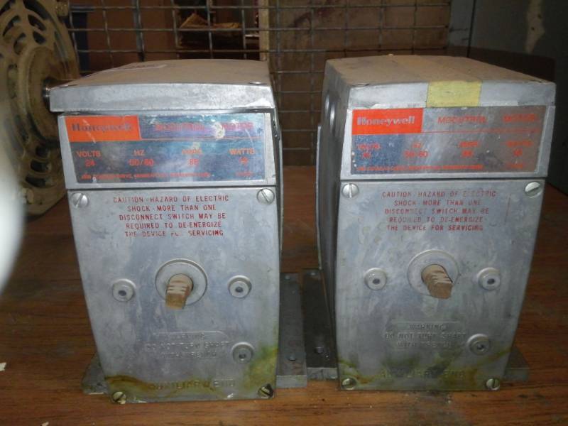 lot 8057 image: Honeywell Modutrol Motors