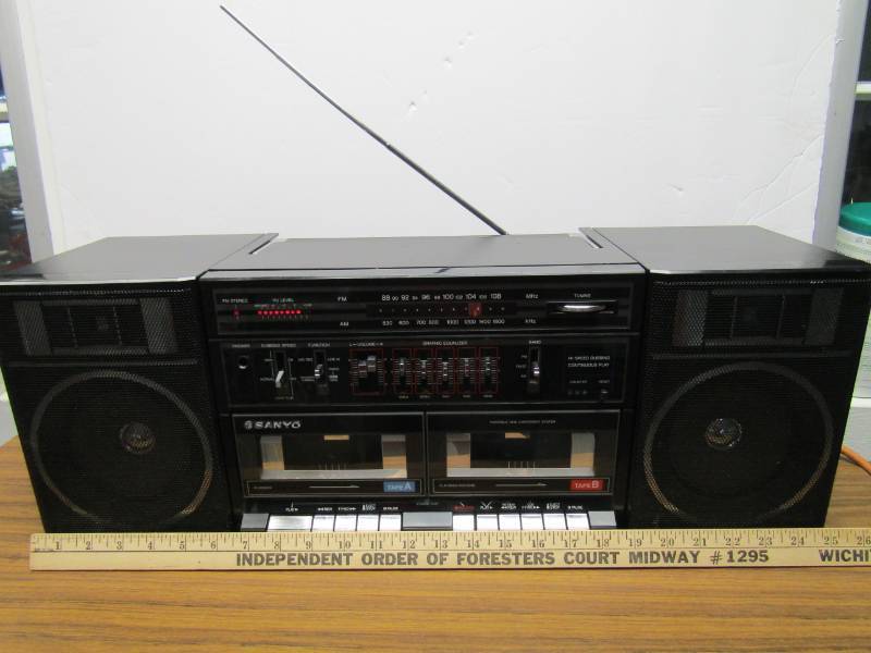lot 3295 image: RetroVintage Sanyo Boom Box With Duel Cassette