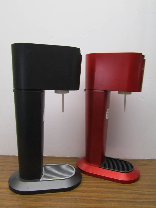 lot 3298 image: Sodastream Soda Maker Machine- 2 Colors 2 Machines