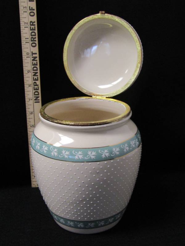 lot 3303 image: Pretty Urn With Lid