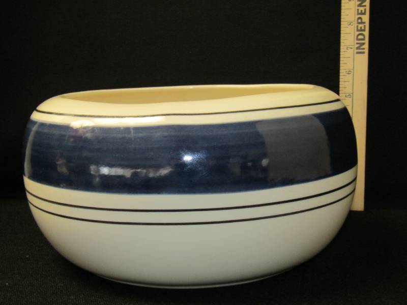 lot 3302 image: Ceramic Bowl or Planter