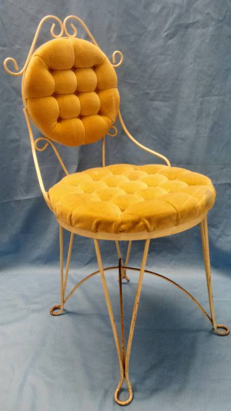 lot 3326 image: Vintage Metal and Cushioned Vanity Princess Chair