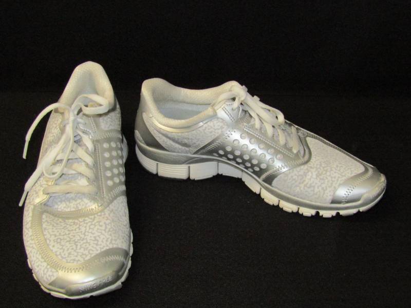 lot 3324 image: Womens Size 11 NIKE Running Workout Shoes- Nice