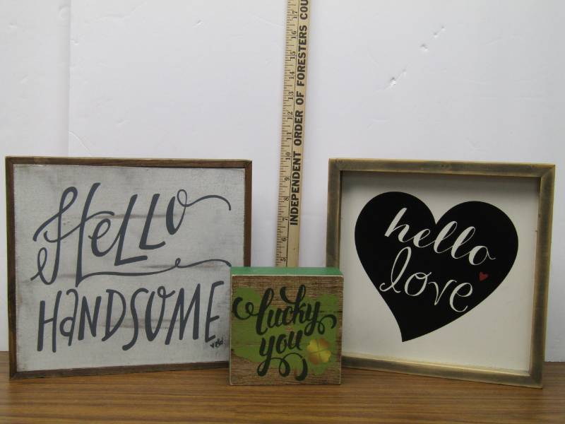 lot 3354 image: Fun Rustic Looking Wall Decor