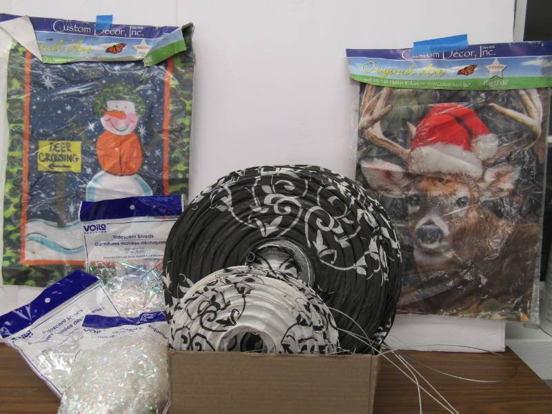 lot 3383 image: Lawn Flags With Bonus  Holiday Themed