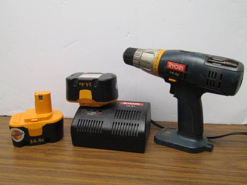 lot 3452 image: Ryobi 14.4 Drill- 2 Weak or Dead Batteries and Charger