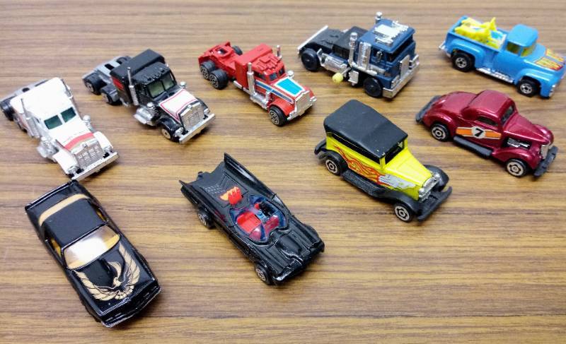 lot 5351 image: Vintage Toy Cars  Different Makers  Batman, The Bandit & More