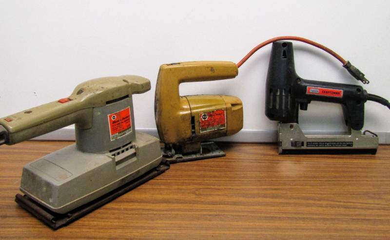lot 3424 image: 3 Power Tools- Tested-  Sander-Staple Gun- Jig Saw