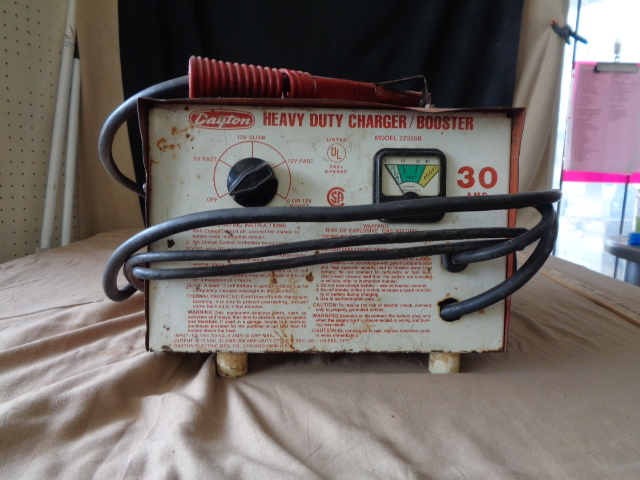 lot 9115 image: Dayton Heavy Duty ChargerBooster