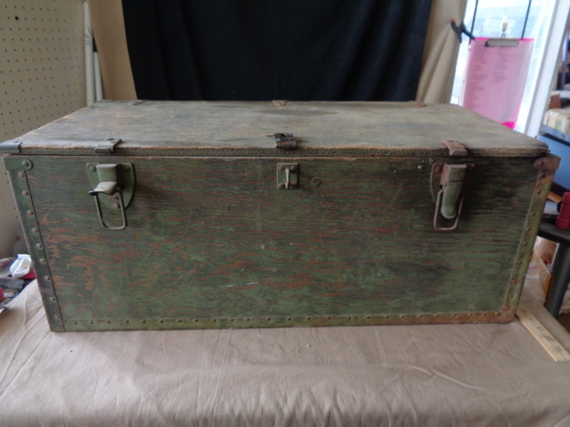lot 9124 image: Wooden Trunk