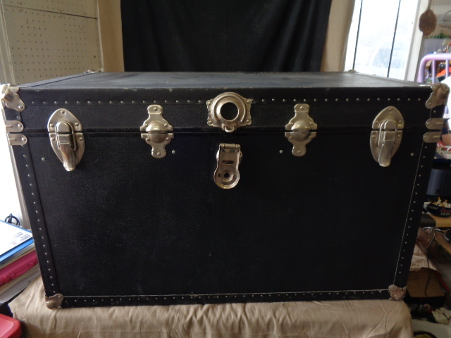 lot 9126 image: Black Trunk