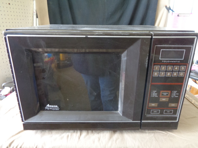 lot 9140 image: Amana Radarange Micowave Oven