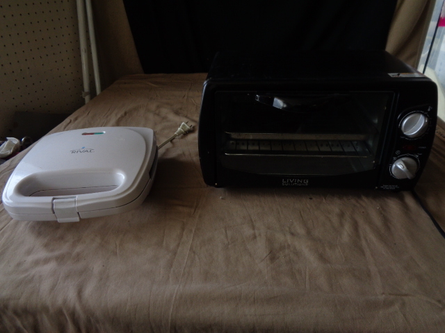 lot 9141 image: Toaster Oven and Bonus Sandwich Maker