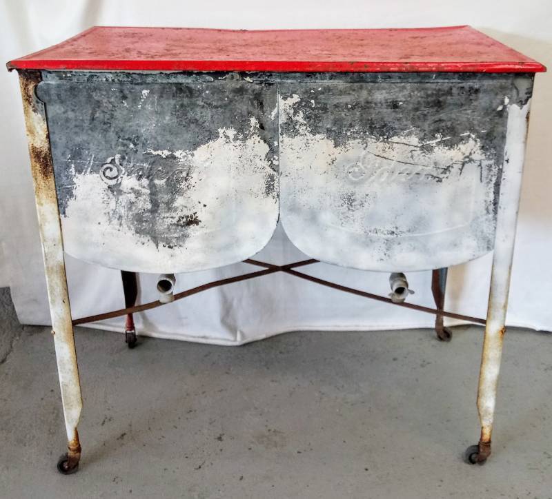 lot 10 image: Vintage Galvanized Wash or Parts Tub With Top-  Nice Patina