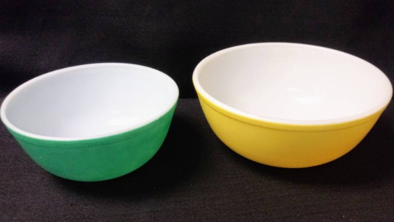 lot 3469 image: Vintage Colored Pyrex Bowls- Large Sizes   Green and Yellow