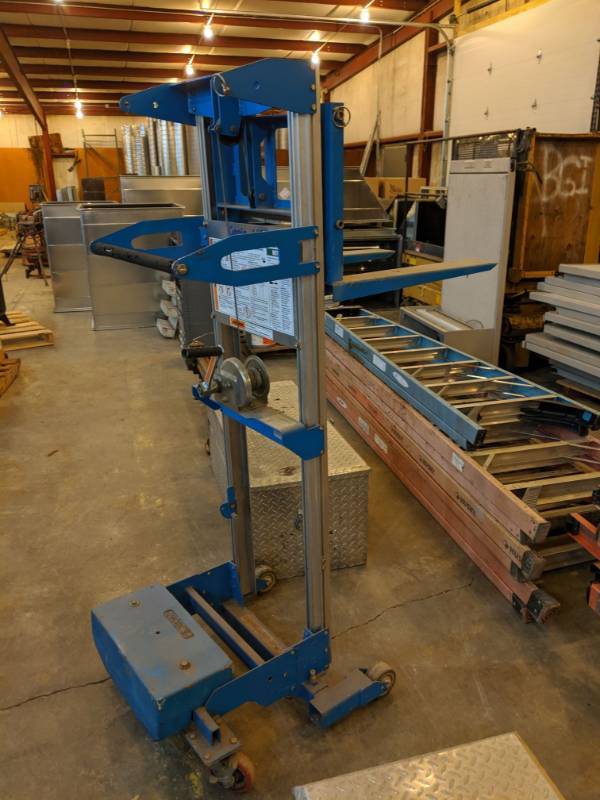 lot 7739 image: Genie Lift 500lb Cap