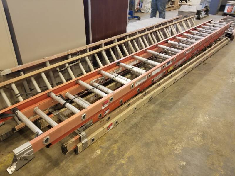lot 7750 image: 32 Ft Extension Ladder