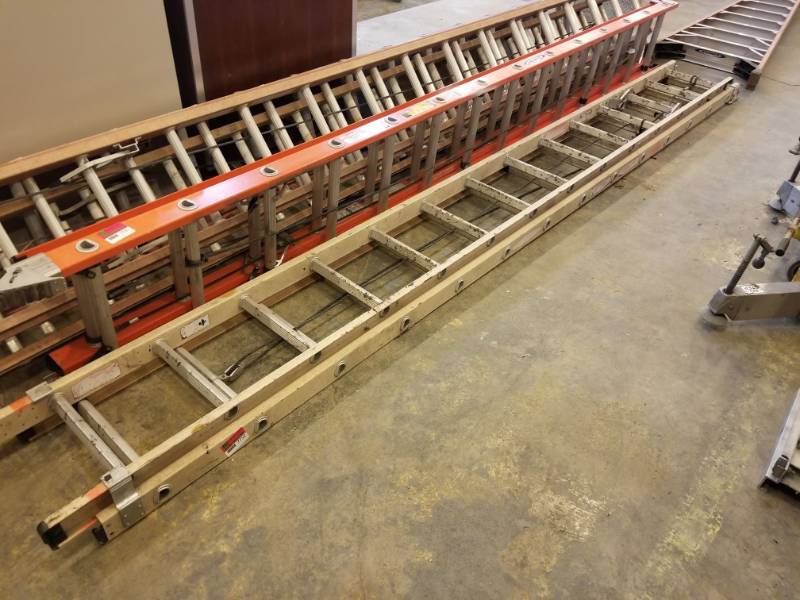 lot 7752 image: 28ft Extension Ladder