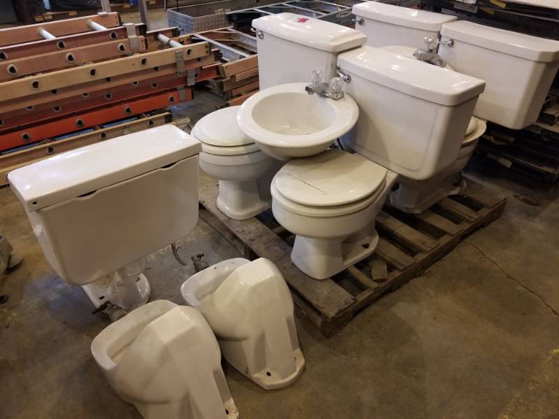 lot 7758 image: 5 Toilets, 2 Sinks, 2 Urinals