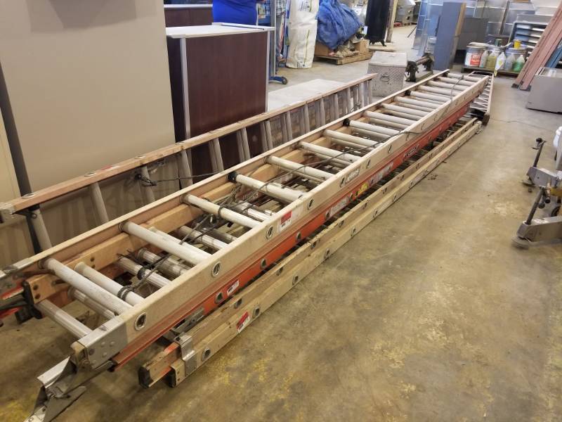 lot 7768 image: 32Ft Extension Ladder