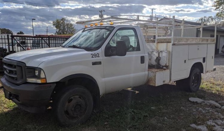lot 8000 image: Ford F450 Diesel Service Truck