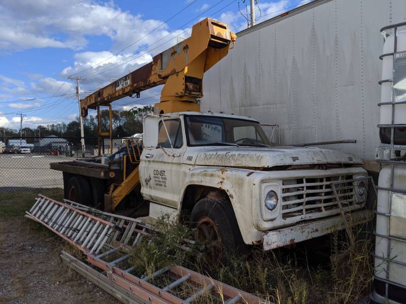 lot 8001 image: Ford F700 Crane Truck