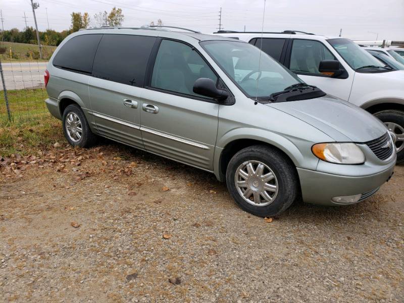 lot 8002 image: 2004 Chrysler Town & Country