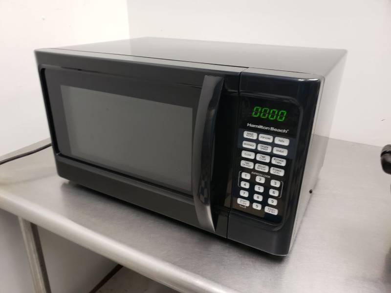 Hamilton Beach 1000 watts microwave oven - appears new in box