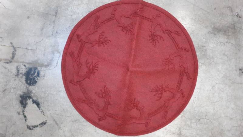 lot 13300 image: 35x35 Red Circular Rug Reindeer