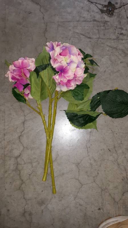 lot 13317 image: Artificial Pink Leaf Flowers