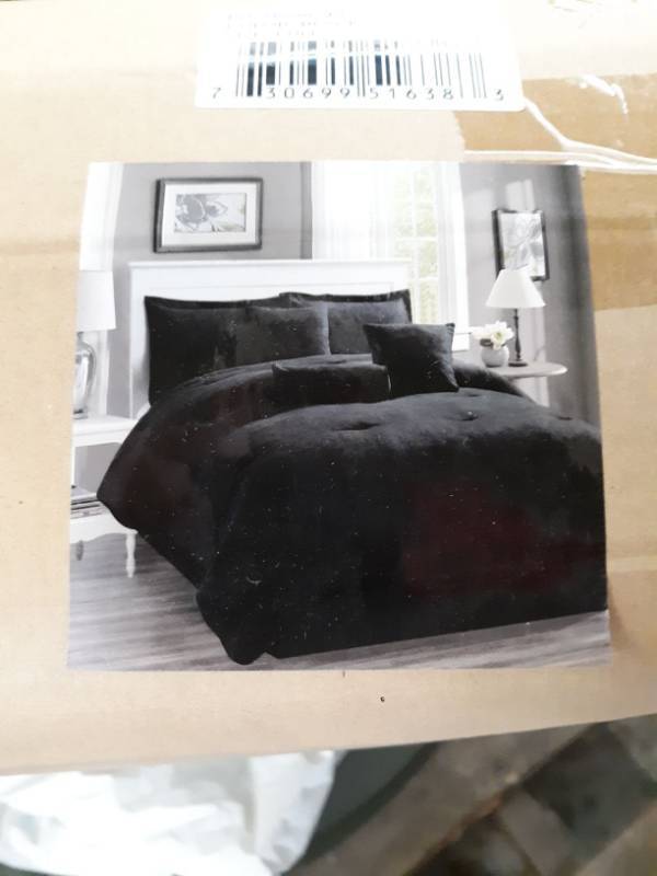 lot 14130 image: 7-piece Oversize Solid Black Micro Suede Comforter Set Full Size Bedding