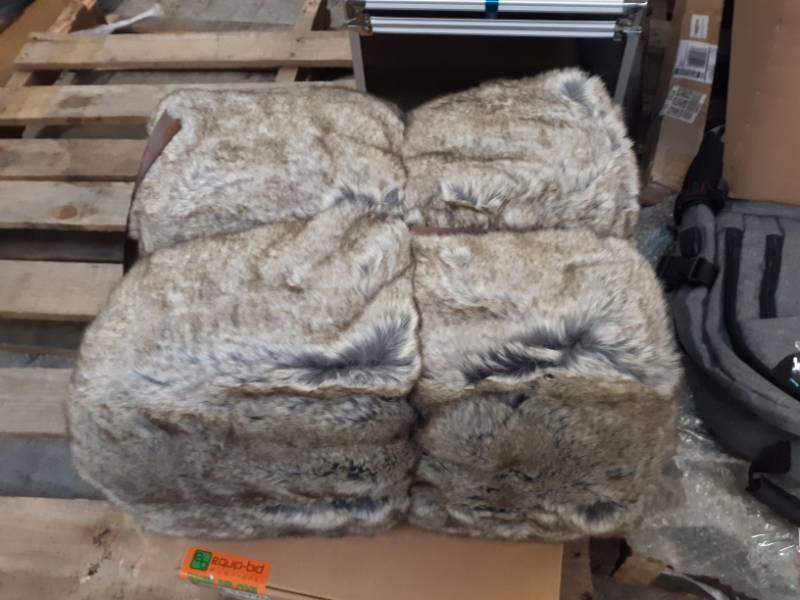 lot 14222 image: Fur Blanket