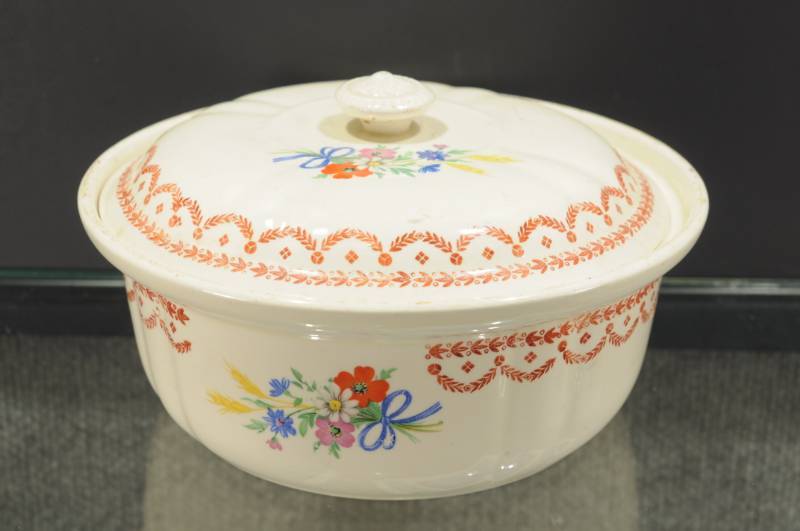 lot 2006 image: Crown Ovenware Made in U.S.A Transferware Covered Dish. 8.5x4.5