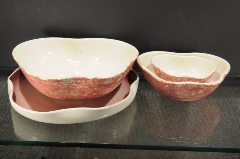 lot 2013 image: Lot of 4 Serving Bowls. 3 Nesting Apple Bowls 5, 7, 9.25 and One Flower Platter 10.5