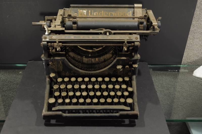 lot 2056 image: Cool Antique Underwood Typewriter