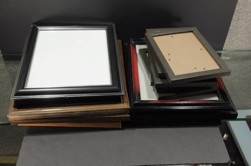lot 2057 image: Lot of Picture Frames