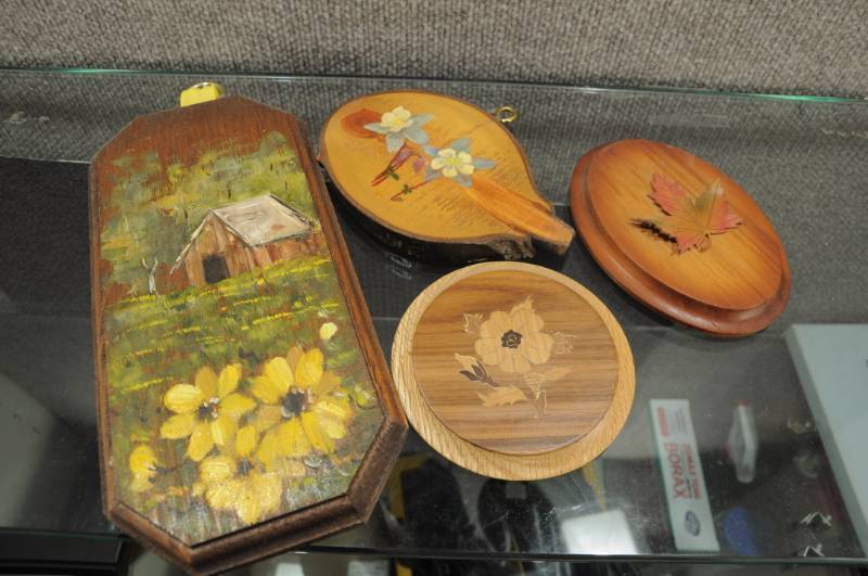 lot 2086 image: Lot of Hand Painted Wood Decor