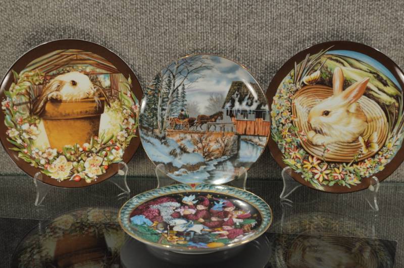 lot 2178 image: Lot of 5 Decorative Plates. 2 Spring Suprise Bunny Plates 8.5, 1 Park with Balloons and 2 Winter Xmas Plates 8