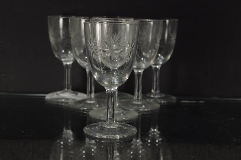 lot 2183 image: Set of 8 Glass Cordial Cut Star Glasses. 4