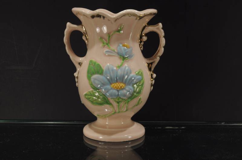 lot 2192 image: Pink Gold Hull Art Vase 6.5 Blue Flower.